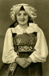 Mädchen in traditioneller Tracht, Gailtal, Österreich
