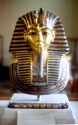 Grabmaske aus Gold und Lapislazuli von Tutanchamun, König von Ägypten, Mitte des 14. Jahrhunderts v. Chr.