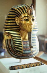 Goldene und lapislazuliblaue Totenmaske des Tutanchamun, König von Ägypten, ca. 1323 v. Chr.