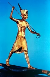 Goldfigur von König Tutanchamun auf einem Schilfboot, 14. Jahrhundert v. Chr.