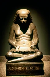 Granitstatue eines sitzenden altägyptischen Schreibers, aus Karnak, 17.-18. Dynastie, um 1500 v. Chr.