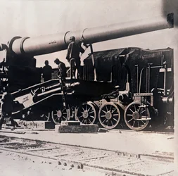 Schwere Artillerie auf einem Zug, ca. 1914-ca. 1918