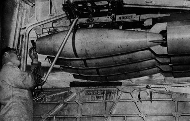 Schwere Bomben in den Gestellen eines RAF Short Sunderland Flugboots, ca. 1940-1943