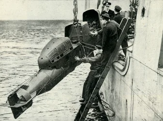 Hissen eines bemannten Torpedos an Bord eines Schiffes, Zweiter Weltkrieg, 1945