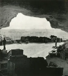 Riesige bombensichere Lager und Reparaturwerkstätten wurden aus den Höhlen gemacht, ca. 1942-1943, 1945