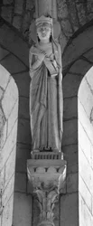 In einem Spitzbogen fällt die Königin des Alten Testaments. Anonyme Skulptur. Kollegiatkirche Saint Sylvain, Levroux (Indre)