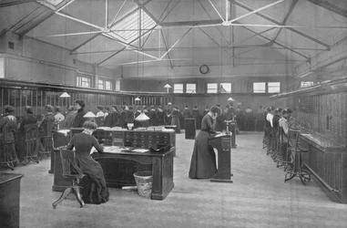 Im Haupttelefonamt der Post, City of London, ca. 1903
