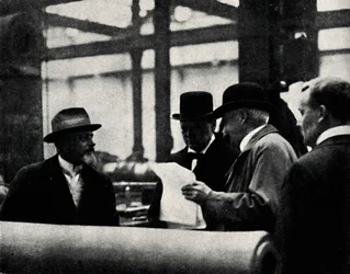 Inspektion einer Waffenfabrik, um 1917, 1945