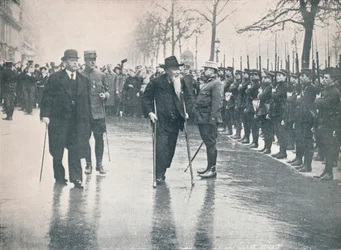 Italienischer Veteran, General Ricciotti Garibaldi, bei einer Überprüfung französischer Rekruten in Paris