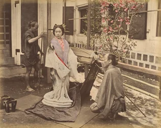 Japanische Frau in traditioneller Kleidung mit zwei Männern