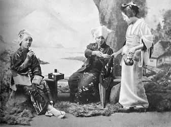 Japanische Bauernmädchen trinken Tee an einer Raststätte, 1902