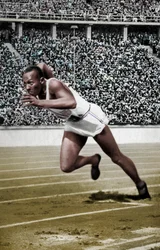 Jesse Owens beim Start über 200 Meter bei den Olympischen Spielen in Berlin, 1936