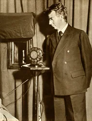 John Logie Baird beobachtet das erste Fernsehspiel, 14. Juli 1930, 1935