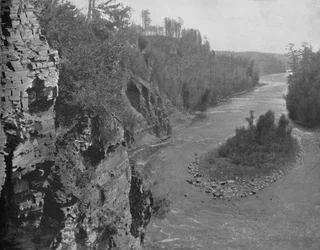 Kaministiquia-Fluss, unterhalb der Kakabeka-Fälle, ca. 1897