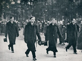 König Edward VIII. und seine drei Brüder folgen dem Geschütz, 1936