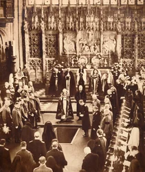 König Edward VIII. streut Erde auf den Sarg seines Vaters, 1936
