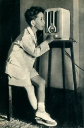 König Faisal von Irak hört eine von der BBC vorbereitete Sendung zu seinem Geburtstag, 1942