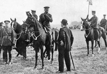 König George V. bei einer Truppeninspektion in Aldershot, Erster Weltkrieg, 1914-1918, ca. 1920