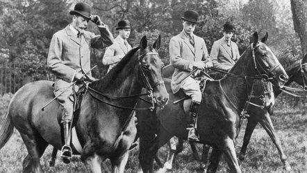 König George V reitet im Windsor Great Park mit seinen Söhnen, um 1930er