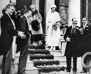 König Georg V. winkt Prinzessin Maud gute Wünsche zu, als sie zu ihrer Hochzeitsreise aufbricht, 1923