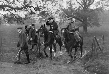 Könige Edward VII. von Großbritannien und Manuel II. von Portugal auf der Jagd, 1909