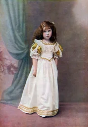 Lady Elizabeth Bowes-Lyon, im Alter von sechs Jahren, 1906-1907