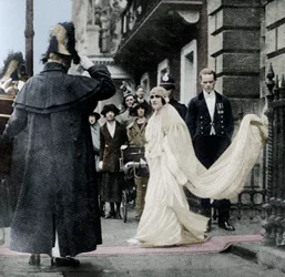 Lady Elizabeth Bowes-Lyon auf dem Weg zur Hochzeit in der Westminster Abbey, 26. April 1923, 1937
