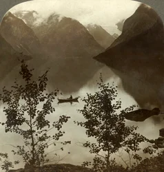 See Loen - gespeist von Gletschern an seinen wolkenverhangenen Bergufern - Norwegen, um 1905