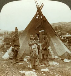 Lappländerfamilie und Schlittenhund - vor ihrem Sommerhaus - auf einem Hügel in Norwegen, ca. 1905