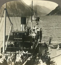 Abfahrt von Odde für einen Ausflug den malerischen, von Bergen umgebenen Sorfjord hinunter, Norwegen, um 1905
