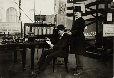 Lee DeForest (sitzend) sendet eine drahtlose Telefonnachricht in der Abteilung für Elektrizität auf der Weltausstellung 1904