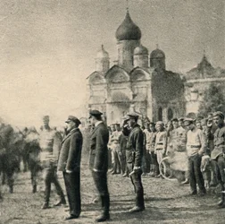 Lenin inspiziert die 11. Gruppe der Absolventen der Ersten Moskauer Sowjetischen Maschinengewehr-Kommandeursschule