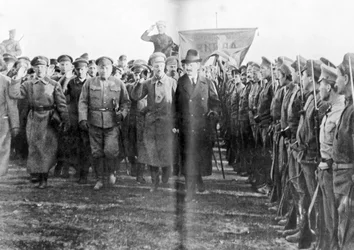 Leo Trotzki, Volkskommissar für Kriegswesen, inspiziert Truppen der Roten Armee in Moskau, Russland