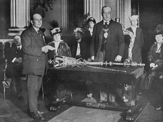 Leutnant Bell, R.N.R., Kapitän der Thordis, wird vom Lord Mayor von London geehrt