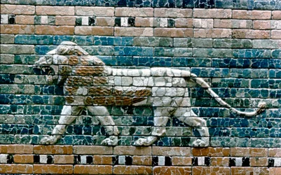 Löwe passant von der Mauer des heiligen Weges zum Ischtar-Tor, Babylon Irak, ca. 575 v. Chr.