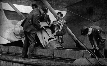 Bombenbeladung eines RAF-Flugzeugs während des Zweiten Weltkriegs, ca. 1940-1943