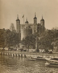 Londons älteste und neueste öffentliche Gebäude von der Tower Bridge, ca. 1935