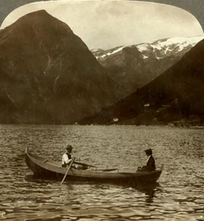 Blick über den Essefjord von Tjugum zum eisbedeckten Kjeipen, Norwegen, um 1905