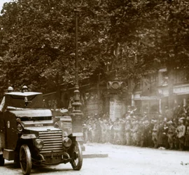 Maschinengewehr montiert in gepanzertem Fahrzeug, Siegesparade, ca. 1918
