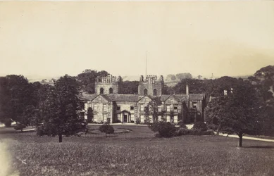 Herrenhaus mit zwei Türmen vom Gelände aus gesehen, 1860er Jahre