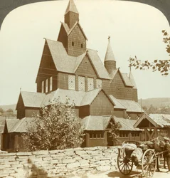 Viele giebelige Holzkirche mit Arkade und Türmen aus dem 12. Jahrhundert, Hitterdal, Norwegen, ca. 1905