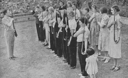 Mitglieder des Frauen-Freiwilligen-Verteidigungskorps werden im Gewehrdrill ausgebildet, Zweiter Weltkrieg, 1940