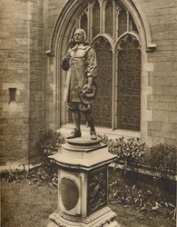 Miltons Statue vor seiner eigenen Grabstätte in der Stadt, um 1935