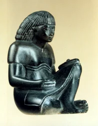 Modell eines sitzenden Schreibers, altägyptisch, 18. Dynastie, 1550-1293 v. Chr.