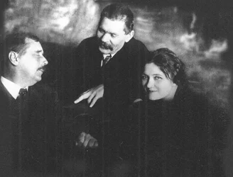 Moura Budberg mit Herbert George Wells und Maxim Gorki in Petrograd
