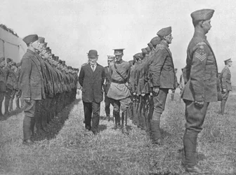 Mr. Asquith inspiziert das Royal Flying Corps, 1915