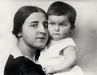 Nadeschda Allilujewa, zweite Ehefrau von Josef Stalin, und ihre Tochter Swetlana Allilujewa, 1927