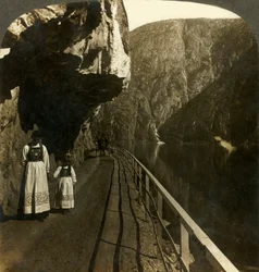 Schmaler Felsvorsprung, wo die Straße zu den Voring-Fällen am tiefen Wasser des Oifjord-Sees vorbeiführt, Norwegen
