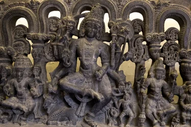 Nationalmuseum von Indien, Delhi. Lintel, der die Dreifaltigkeit (Brahma, Vishnu und Shiva) zeigt. Kakatiya