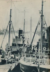 Marine-Trawler, HMS Liffy neben einem Grimsby-Fischereifahrzeug in den Grimsby-Docks, 1937